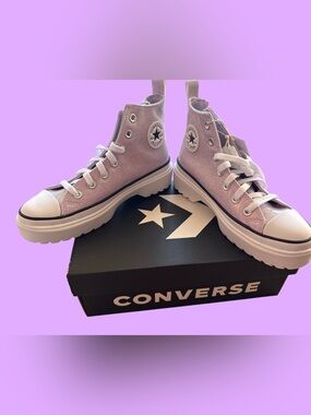 Converse Chuck Taylor SPARKLY VIOLET HI TOP SNEAKERS NEW!
(Kids 5 OR Women’s 7)